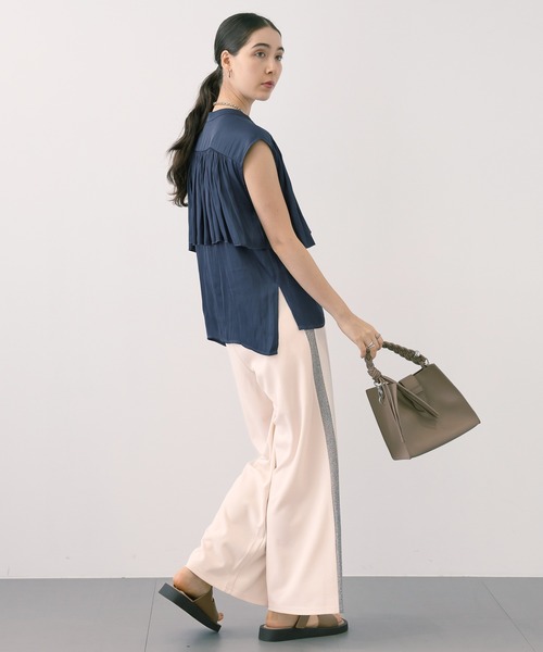 saloon（サルーン）の「SALOON(サルーン)/シルキーサテンレイヤーブラウス【手洗い可】（シャツ/ブラウス・レディース・ブルー/ネイビー/アイボリー・FREE）」の8枚目の写真