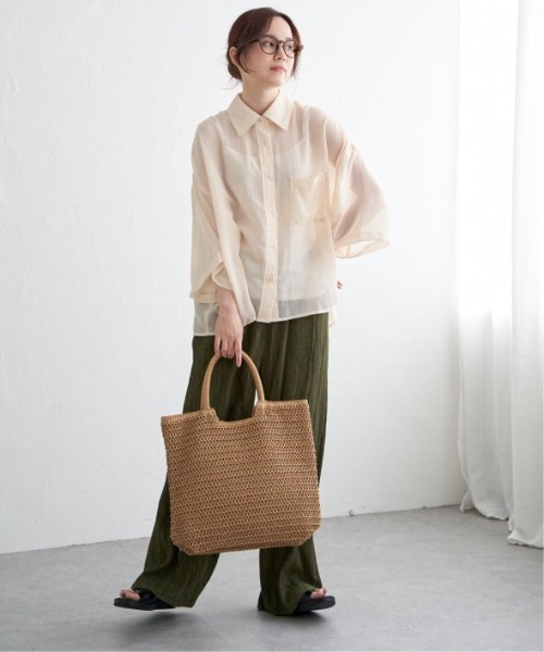 LBC(エルビーシー)の「シアーボックスシルエットシャツ(シャツ/ブラウス・レディース・その他23/オフホワイト/ブラック/ブルー・L/M)」の11枚目の写真