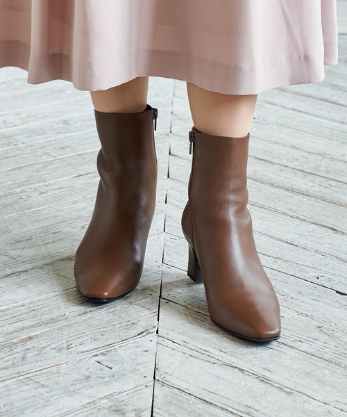 Riz raffinee(リズラフィーネ)の「スクエアプレーンブーツ(ブーツ・レディース・ブラウン/グレー系その他7/ブラック・22.5cm/23cm/23.5cm/24cm/24.5cm)」の1枚目の写真