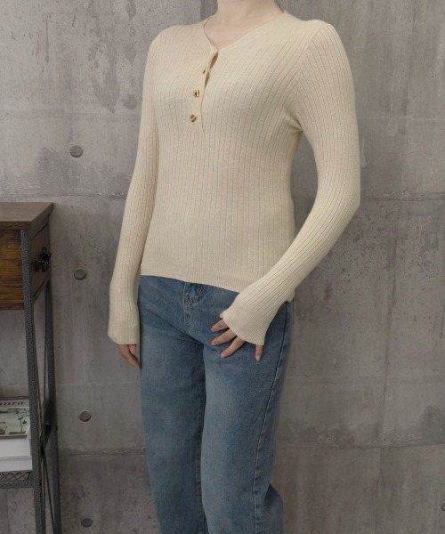 Miniministore(ミニミニストア)の「Vネックリブニットトップス ハーフボタン(ニット/セーター・レディース・カーキ/ブラック/アイボリー/ホワイト/ベージュ・FREE)」の19枚目の写真