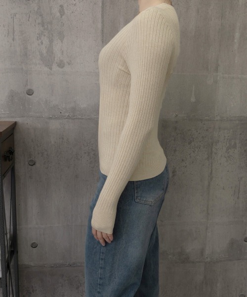 Miniministore(ミニミニストア)の「Vネックリブニットトップス ハーフボタン(ニット/セーター・レディース・カーキ/ブラック/アイボリー/ホワイト/ベージュ・FREE)」の21枚目の写真