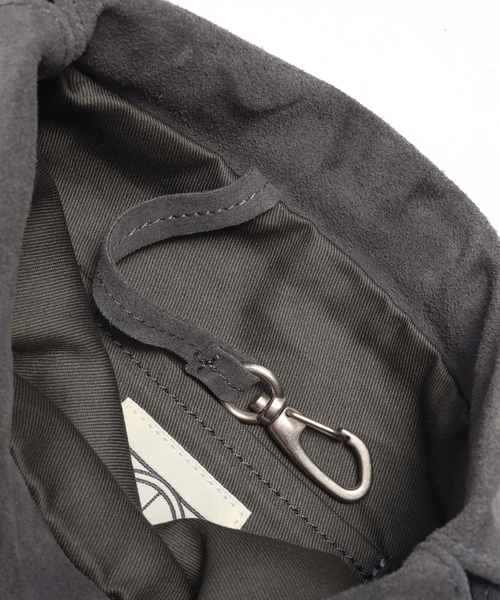 hobo（ホーボー）の「hobo/ホーボー DRAWSTRING POUCH COW SUEDE（ハンドバッグ・メンズ・チャコールグレー/キャメル・FREE）」の8枚目の写真