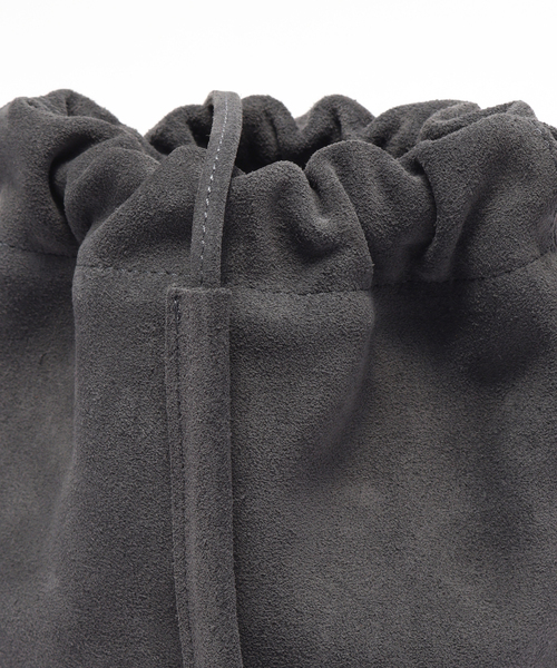 hobo（ホーボー）の「hobo/ホーボー DRAWSTRING POUCH COW SUEDE（ハンドバッグ・メンズ・チャコールグレー/キャメル・FREE）」の9枚目の写真