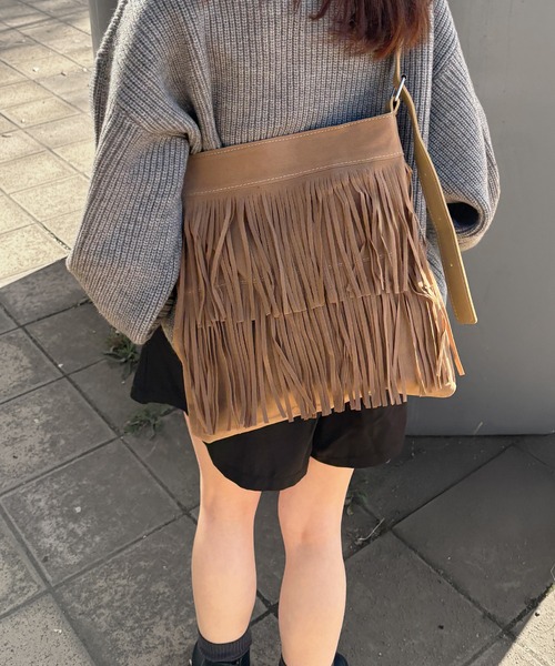 ISOOK（アイスー）の「【ISOOK / アイスー】フリンジショルダーバッグ / スクエアバッグ ハンドバッグ トートバッグ 大きめ 斜めがけ ZOZOTOWN限定（ショルダーバッグ・レディース・ブラック/ベージュ・FREE）」の2枚目の写真