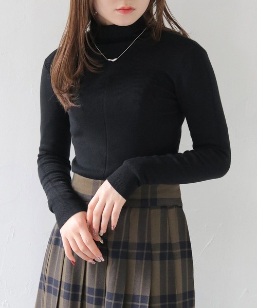 HER CLOSET（ハークローゼット）の「 【HER CLOSET】ベーシックリブタートルネックニット BASIC RIB TURTLENECK KNIT（ニット/セーター・レディース・ライトピンク/ブラック/アイボリー/チャコールグレー/グレー/オフホワイト/ライトグレー/ワインレッド/サックスブルー系/ブラウン/ラベンダー/ベージュ/ダークパープル・M）」の4枚目の写真