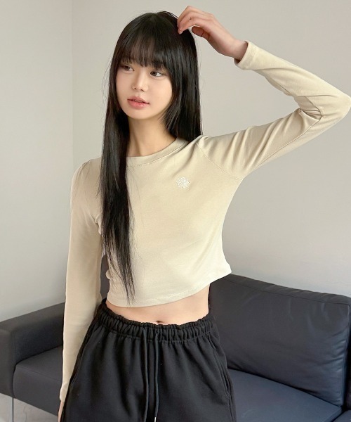 muahmuah(ムーアムーア)の「A'GEM/9 × .kom 『muah muah/ムーアムーア』 SLIM FIT CROP LONG SLEEVE T-SHIRT/スリムフィット クロップ長袖カットソー(Tシャツ/カットソー・レディース・ホワイト/チャコールグレー/ブラック/ベージュ・FREE)」の4枚目の写真