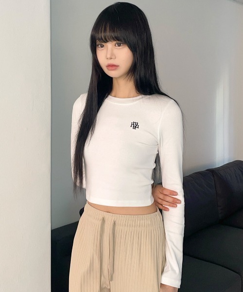 muahmuah(ムーアムーア)の「A'GEM/9 × .kom 『muah muah/ムーアムーア』 SLIM FIT CROP LONG SLEEVE T-SHIRT/スリムフィット クロップ長袖カットソー(Tシャツ/カットソー・レディース・ホワイト/チャコールグレー/ブラック/ベージュ・FREE)」の2枚目の写真
