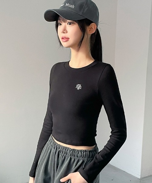 muahmuah(ムーアムーア)の「A'GEM/9 × .kom 『muah muah/ムーアムーア』 SLIM FIT CROP LONG SLEEVE T-SHIRT/スリムフィット クロップ長袖カットソー(Tシャツ/カットソー・レディース・ホワイト/チャコールグレー/ブラック/ベージュ・FREE)」の3枚目の写真
