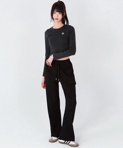 muahmuah(ムーアムーア)の「A'GEM/9 × .kom 『muah muah/ムーアムーア』 SLIM FIT CROP LONG SLEEVE T-SHIRT/スリムフィット クロップ長袖カットソー(Tシャツ/カットソー・レディース・ホワイト/チャコールグレー/ブラック/ベージュ・FREE)」の5枚目の写真