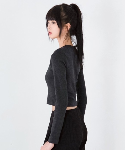muahmuah(ムーアムーア)の「A'GEM/9 × .kom 『muah muah/ムーアムーア』 SLIM FIT CROP LONG SLEEVE T-SHIRT/スリムフィット クロップ長袖カットソー(Tシャツ/カットソー・レディース・ホワイト/チャコールグレー/ブラック/ベージュ・FREE)」の6枚目の写真