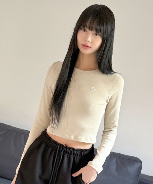 muahmuah(ムーアムーア)の「A'GEM/9 × .kom 『muah muah/ムーアムーア』 SLIM FIT CROP LONG SLEEVE T-SHIRT/スリムフィット クロップ長袖カットソー(Tシャツ/カットソー・レディース・ホワイト/チャコールグレー/ブラック/ベージュ・FREE)」の10枚目の写真
