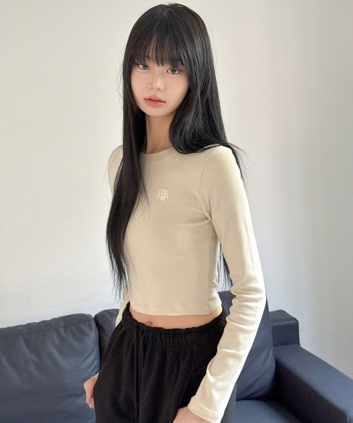 muahmuah(ムーアムーア)の「A'GEM/9 × .kom 『muah muah/ムーアムーア』 SLIM FIT CROP LONG SLEEVE T-SHIRT/スリムフィット クロップ長袖カットソー(Tシャツ/カットソー・レディース・ホワイト/チャコールグレー/ブラック/ベージュ・FREE)」の9枚目の写真