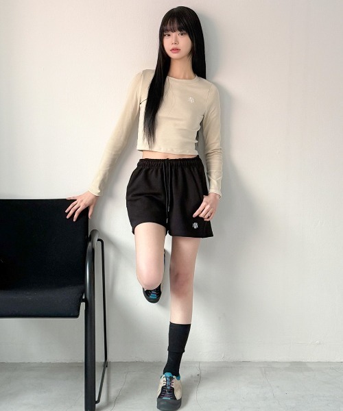 muahmuah(ムーアムーア)の「A'GEM/9 × .kom 『muah muah/ムーアムーア』 SLIM FIT CROP LONG SLEEVE T-SHIRT/スリムフィット クロップ長袖カットソー(Tシャツ/カットソー・レディース・ホワイト/チャコールグレー/ブラック/ベージュ・FREE)」の7枚目の写真