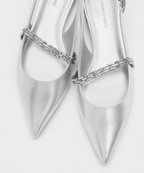 CHARLES & KEITH(チャールズ & キース)の「チェーンストラップ ポインテッドトゥスリングバックフラット(パンプス・レディース・オフホワイト/シルバー・23cm/26.5cm/25.5cm/25cm/24.5cm/23.5cm/22.5cm)」の5枚目の写真