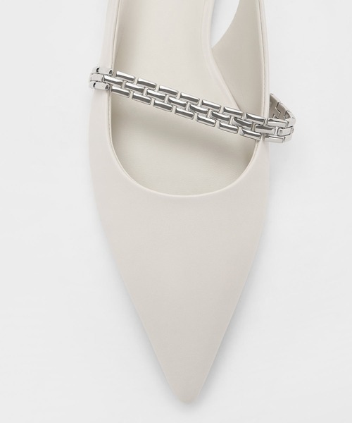 CHARLES & KEITH(チャールズ & キース)の「チェーンストラップ ポインテッドトゥスリングバックフラット(パンプス・レディース・オフホワイト/シルバー・23cm/26.5cm/25.5cm/25cm/24.5cm/23.5cm/22.5cm)」の9枚目の写真
