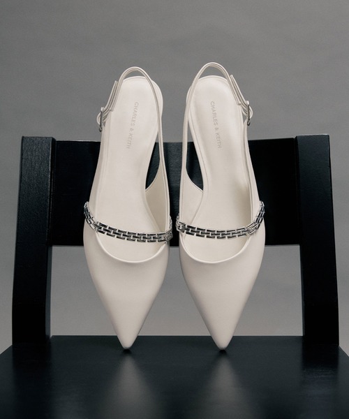 CHARLES & KEITH(チャールズ & キース)の「チェーンストラップ ポインテッドトゥスリングバックフラット(パンプス・レディース・オフホワイト/シルバー・23cm/26.5cm/25.5cm/25cm/24.5cm/23.5cm/22.5cm)」の14枚目の写真