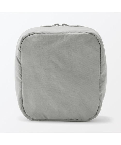 無印良品（ムジルシリョウヒン）の「リンクルナイロン　大きく開くスクエアポーチ　約１４×１６×６ｃｍ（ポーチ・レディース・ダークグレー/ピンク/グレー・FREE）」の4枚目の写真