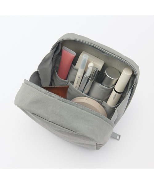 無印良品（ムジルシリョウヒン）の「リンクルナイロン　大きく開くスクエアポーチ　約１４×１６×６ｃｍ（ポーチ・レディース・ダークグレー/ピンク/グレー・FREE）」の7枚目の写真