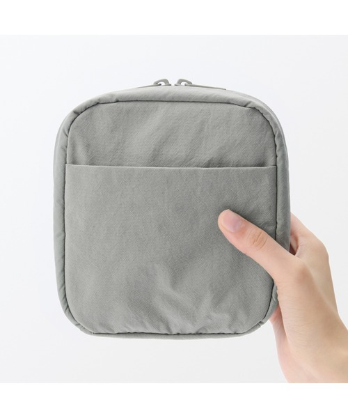 無印良品（ムジルシリョウヒン）の「リンクルナイロン　大きく開くスクエアポーチ　約１４×１６×６ｃｍ（ポーチ・レディース・ダークグレー/ピンク/グレー・FREE）」の8枚目の写真