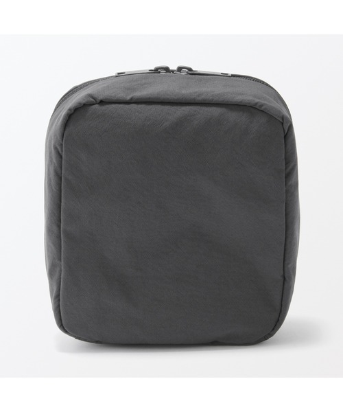 無印良品（ムジルシリョウヒン）の「リンクルナイロン　大きく開くスクエアポーチ　約１４×１６×６ｃｍ（ポーチ・レディース・ダークグレー/ピンク/グレー・FREE）」の10枚目の写真