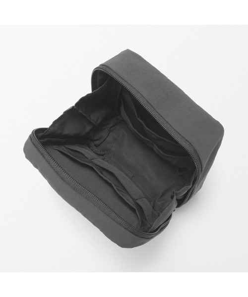 無印良品（ムジルシリョウヒン）の「リンクルナイロン　大きく開くスクエアポーチ　約１４×１６×６ｃｍ（ポーチ・レディース・ダークグレー/ピンク/グレー・FREE）」の12枚目の写真