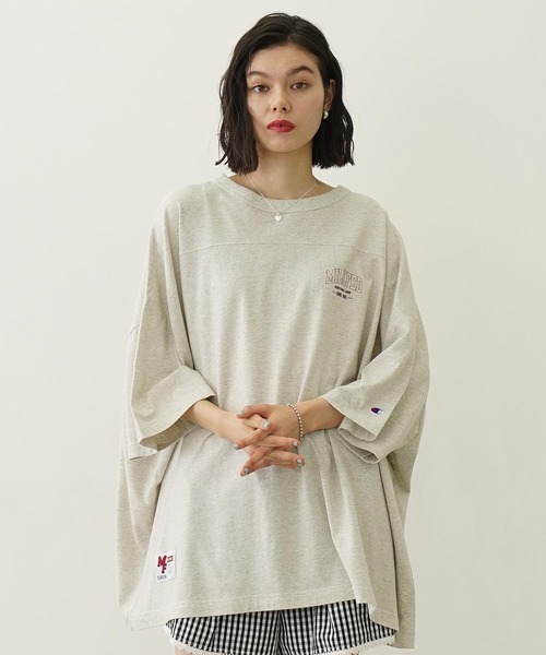 Champion（チャンピオン）の「MILKFED.×CHAMPION COLLEGE LOGO BIG FOOTBALL TEE（Tシャツ/カットソー・レディース・オートミール/ベージュ/ブラック/ブルー・ONE SIZE）」の3枚目の写真