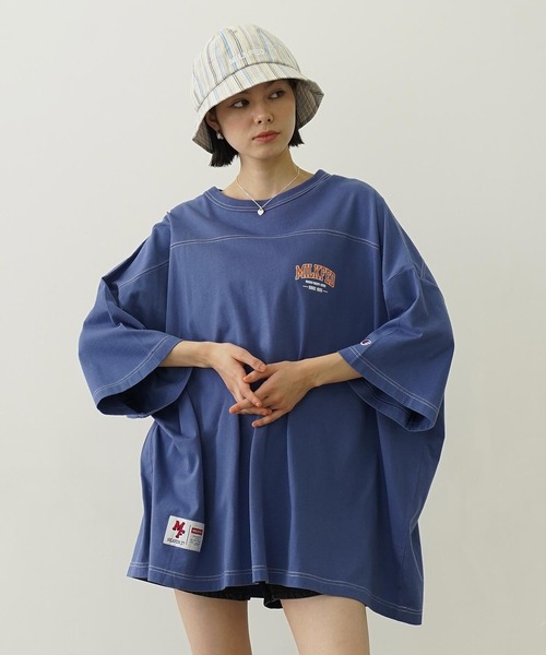 Champion（チャンピオン）の「MILKFED.×CHAMPION COLLEGE LOGO BIG FOOTBALL TEE（Tシャツ/カットソー・レディース・オートミール/ベージュ/ブラック/ブルー・ONE SIZE）」の4枚目の写真