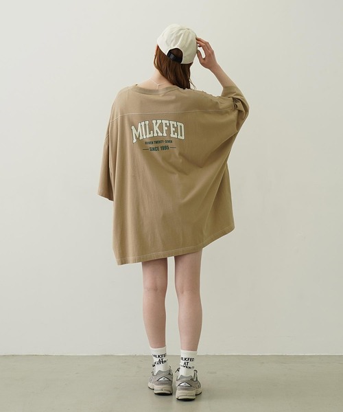 Champion（チャンピオン）の「MILKFED.×CHAMPION COLLEGE LOGO BIG FOOTBALL TEE（Tシャツ/カットソー・レディース・オートミール/ベージュ/ブラック/ブルー・ONE SIZE）」の5枚目の写真