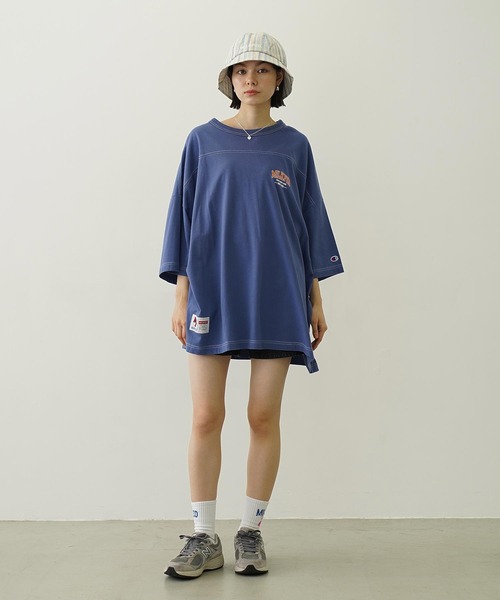 Champion（チャンピオン）の「MILKFED.×CHAMPION COLLEGE LOGO BIG FOOTBALL TEE（Tシャツ/カットソー・レディース・オートミール/ベージュ/ブラック/ブルー・ONE SIZE）」の7枚目の写真