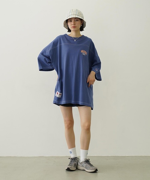 Champion（チャンピオン）の「MILKFED.×CHAMPION COLLEGE LOGO BIG FOOTBALL TEE（Tシャツ/カットソー・レディース・オートミール/ベージュ/ブラック/ブルー・ONE SIZE）」の8枚目の写真