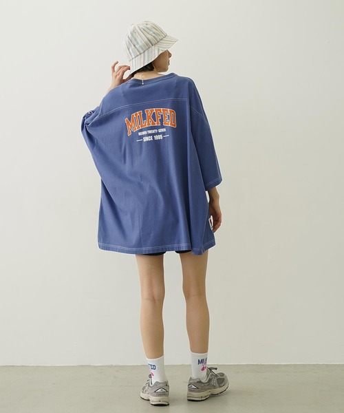 Champion（チャンピオン）の「MILKFED.×CHAMPION COLLEGE LOGO BIG FOOTBALL TEE（Tシャツ/カットソー・レディース・オートミール/ベージュ/ブラック/ブルー・ONE SIZE）」の9枚目の写真