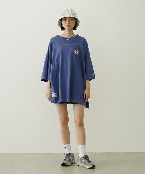 Champion（チャンピオン）の「MILKFED.×CHAMPION COLLEGE LOGO BIG FOOTBALL TEE（Tシャツ/カットソー・レディース・オートミール/ベージュ/ブラック/ブルー・ONE SIZE）」の11枚目の写真