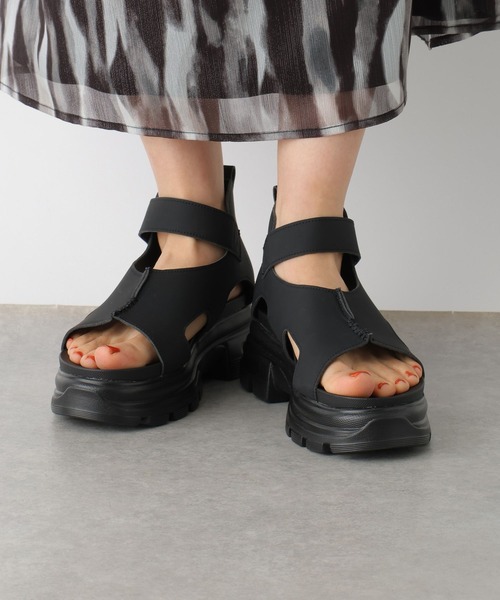 LEPSIM（レプシィム）の「厚底ソールサンダル　322183（サンダル・レディース・ブラック/アイボリー・LARGE/MEDIUM）」の2枚目の写真