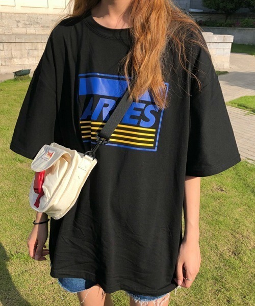 maison de LATIR(メゾンドラティール)の「夏服メンズライクなサイズ感が可愛いオーバーサイズロゴT 二の腕も日差しもさりげなくカバー◎半袖Tシャツ(Tシャツ/カットソー・レディース・ブラック/ホワイト/パープル・M/L/XL)」の3枚目の写真