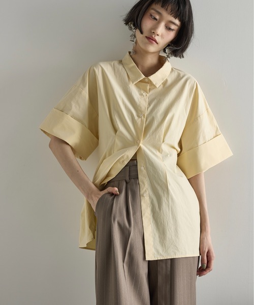 THE YOn（ザヨン）の「ロールアップハーフスリーブウエストタックシャツ（シャツ/ブラウス・レディース・オフホワイト/サックスブルー/イエロー・FREE）」の3枚目の写真