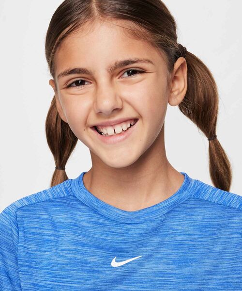 NIKE(ナイキ)の「ナイキ マルチ ジュニア Dri-FIT ショートスリーブ トップ / Nike Multi Big Kids' Dri-FIT Short-Sleeve Top HJ3771-480 Game Royal(Tシャツ/カットソー・キッズ・ロイヤルブルー・130/140/150/160)」の4枚目の写真