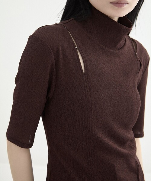 UNITED TOKYO（ユナイテッドトウキョウ）の「スリットホックカットプルオーバー｜細見え/ウォッシャブル/カットアウト/半袖/春服（Tシャツ/カットソー・レディース・ダークネイビー/ブラウン/イエロー・FREE）」の2枚目の写真