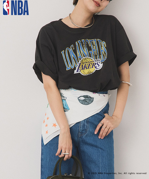 OUTDOOR PRODUCTS（アウトドアプロダクツ）の「OFF THE COURT by NBA / オフ ザ コート バイ NBA 別注 TEE（Tシャツ/カットソー・レディース・ネイビー/ブラウン/ブラック/ホワイト/グレー系その他/ホワイト系その他/ボルドー・SMALL/LARGE）」の3枚目の写真