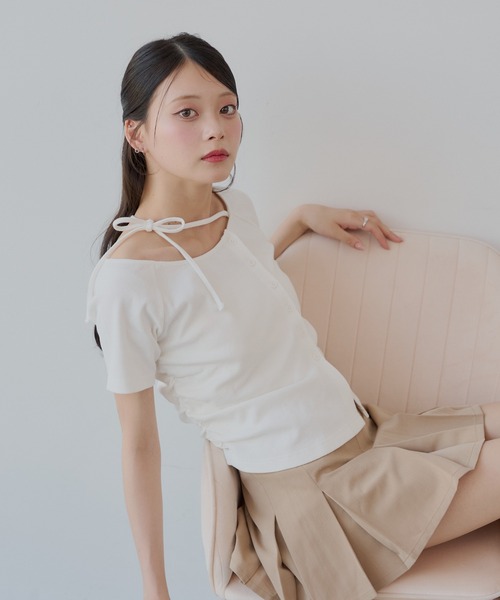 Chico（チコ）の「アシメ肩リボン小花柄テレコオフショルT（Tシャツ/カットソー・レディース・オートミール/ホワイト/ピンク/ホワイト系その他2・FREE）」の2枚目の写真