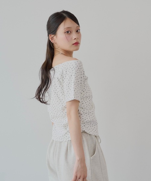 Chico（チコ）の「アシメ肩リボン小花柄テレコオフショルT（Tシャツ/カットソー・レディース・オートミール/ホワイト/ピンク/ホワイト系その他2・FREE）」の6枚目の写真