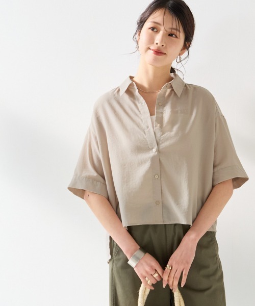 SMILE LAND(スマイルランド)の「<大きいサイズ>【美極シャツ】ショート丈シャツ<大きいサイズ有>(シャツ/ブラウス・レディース・チャコール/サーモンピンク/イエロー/ベージュ・3L/LL/4L/L/5L)」の3枚目の写真