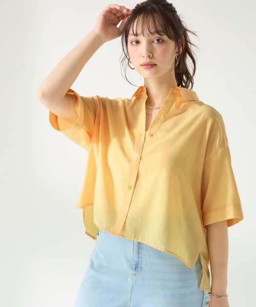 SMILE LAND(スマイルランド)の「<大きいサイズ>【美極シャツ】ショート丈シャツ<大きいサイズ有>(シャツ/ブラウス・レディース・チャコール/サーモンピンク/イエロー/ベージュ・3L/LL/4L/L/5L)」の4枚目の写真