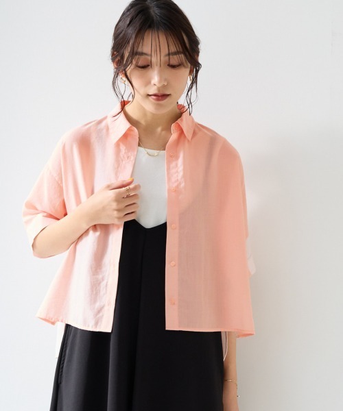 SMILE LAND(スマイルランド)の「<大きいサイズ>【美極シャツ】ショート丈シャツ<大きいサイズ有>(シャツ/ブラウス・レディース・チャコール/サーモンピンク/イエロー/ベージュ・3L/LL/4L/L/5L)」の1枚目の写真