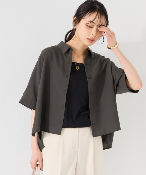 SMILE LAND(スマイルランド)の「<大きいサイズ>【美極シャツ】ショート丈シャツ<大きいサイズ有>(シャツ/ブラウス・レディース・チャコール/サーモンピンク/イエロー/ベージュ・3L/LL/4L/L/5L)」の2枚目の写真