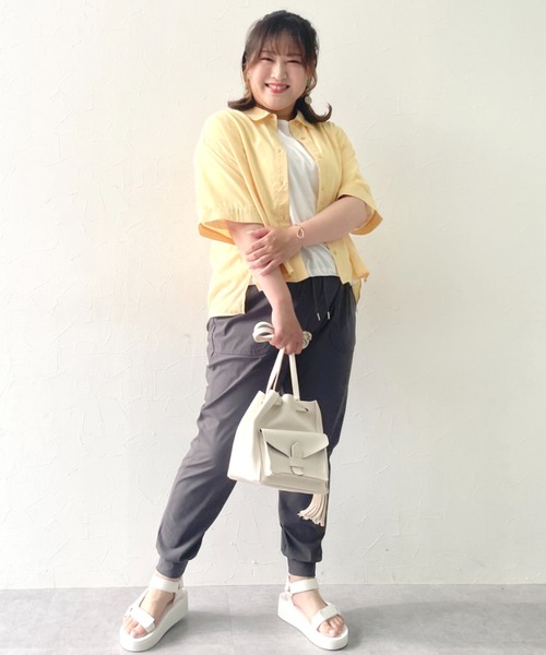 SMILE LAND(スマイルランド)の「<大きいサイズ>【美極シャツ】ショート丈シャツ<大きいサイズ有>(シャツ/ブラウス・レディース・チャコール/サーモンピンク/イエロー/ベージュ・3L/LL/4L/L/5L)」の19枚目の写真