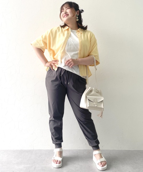 SMILE LAND(スマイルランド)の「<大きいサイズ>【美極シャツ】ショート丈シャツ<大きいサイズ有>(シャツ/ブラウス・レディース・チャコール/サーモンピンク/イエロー/ベージュ・3L/LL/4L/L/5L)」の21枚目の写真