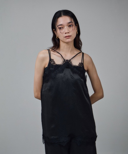 SALON adam et rope'（サロン アダム エ ロペ）の「リバーレース2WAYキャミソール（キャミソール・レディース・ブラウン/ブラック・FREE）」の3枚目の写真