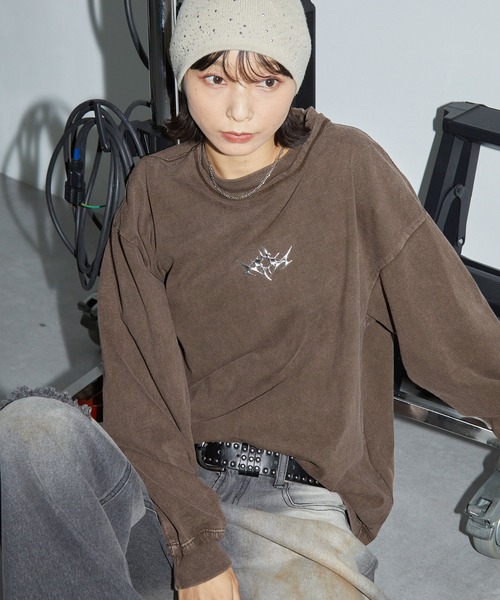 Anchor Smith（アンカー スミス）の「ヴィンテージライク パウダーブリーチ加工 ワンポイントメタルロゴロンT（Tシャツ/カットソー・レディース・ブラック/ネイビー/ブラウン・L/M）」の2枚目の写真