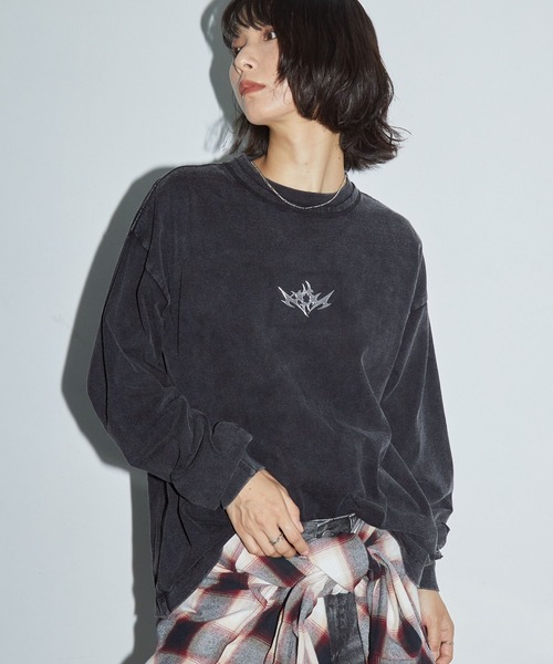 Anchor Smith（アンカー スミス）の「ヴィンテージライク パウダーブリーチ加工 ワンポイントメタルロゴロンT（Tシャツ/カットソー・レディース・ブラック/ネイビー/ブラウン・L/M）」の4枚目の写真