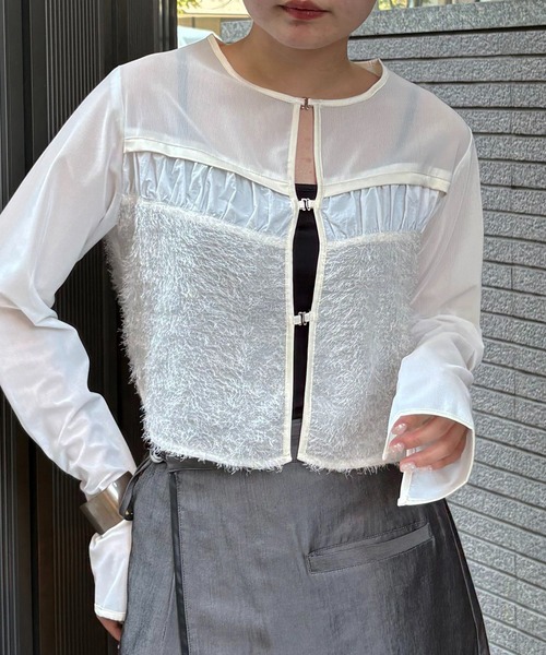 &g'aime(アンジェム)の「【&g'aime】フェザーMIXシアーボレロ Feather-Blend Sheer Bolero(シャツ/ブラウス・レディース・ブラック/ホワイト・FREE)」の2枚目の写真